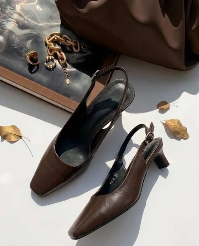 Nouvelle collection Andrea Bruni ✨

L’élégance dans chaque détail. 🖤
Des lignes épurées, une silhouette intemporelle et ce petit détail qui fait toute la différence. Des modèles pensés pour accompagner vos looks avec style, féminité et sophistication.

👠 Andrea Bruni — Walk with elegance.

#AndreaBruni #NouvelleCollection #Shoes #Elegance #Style FashionTunisia ChaussuresTunisie NewCollection